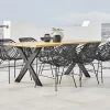 Moderna mesa de exterior de madera de teca patas metálicas negras.