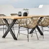 Moderna mesa de exterior de madera de teca patas metálicas negras.